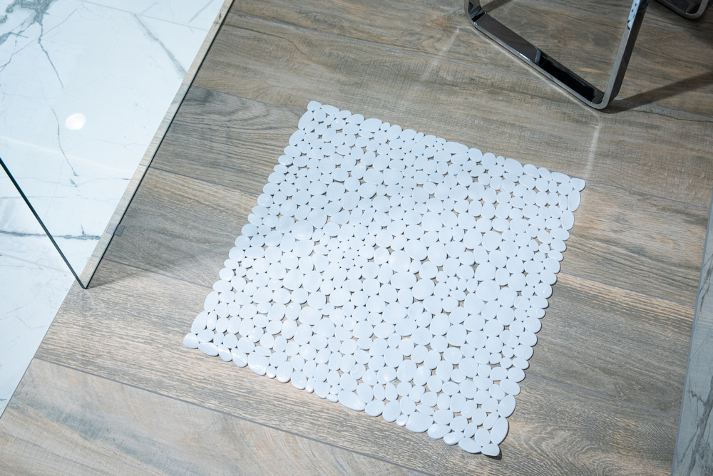 Csúszásgátló zuhanytálca-betét, kavics mintás, fehér, 54×54 cm – 2. kép